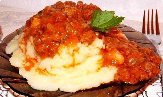 Гуляш из фарша с подливкой
