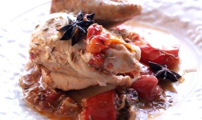 Пряный цыпленок с йогуртом и помидорами