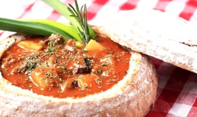 Гуляш в хлебном горшочке