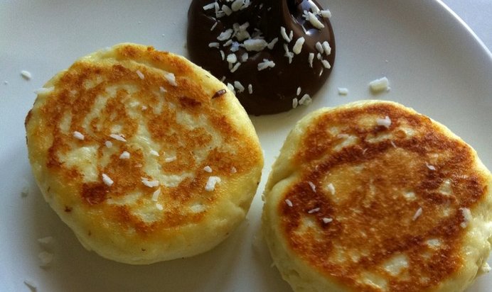 Печеные ванильные сырники с шоколадным соусом