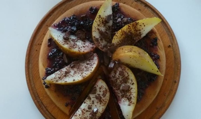 Имбирно-грушевая шарлотка с шоколадом