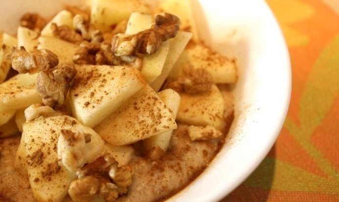 Овсянка с яблоками, орехами и корицей