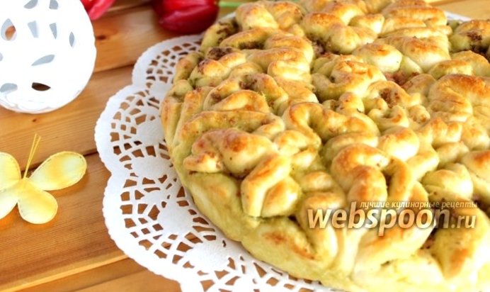 Пирог с соусом песто и колбасой