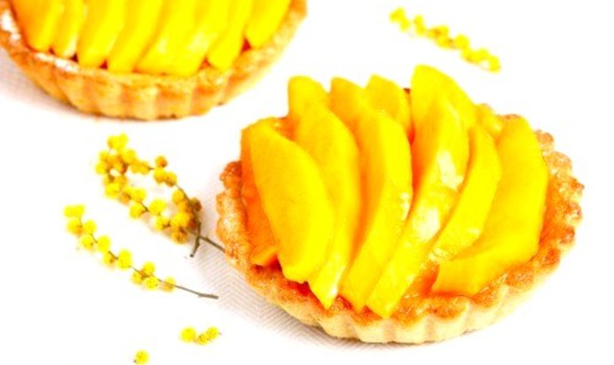 Пирожные с манго, папайей и кремом из лайма и маскарпоне