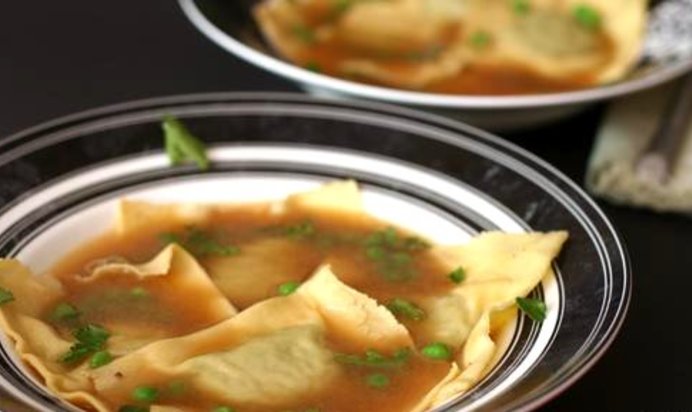 Равиоли с зеленым горошком в лимонном бульоне