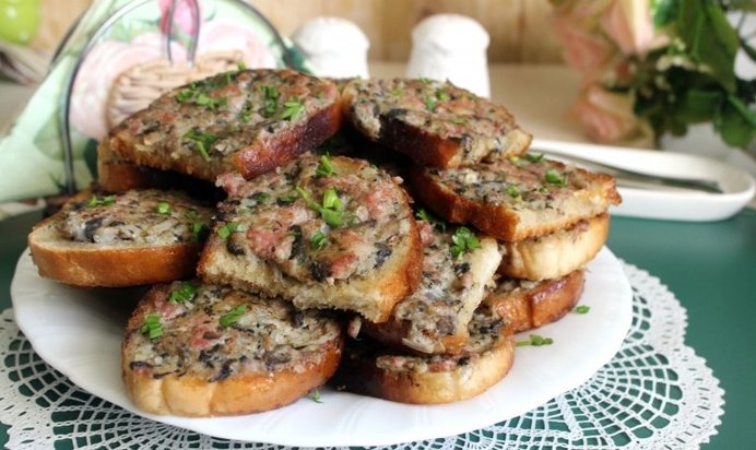 Гренки с мясным фаршем и шампиньонами