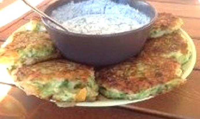 Оладьи из кабачков со сметанно-чесночным соусом