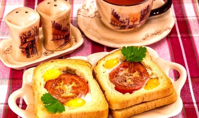 Горячие бутерброды с окороком, помидорами и яйцами