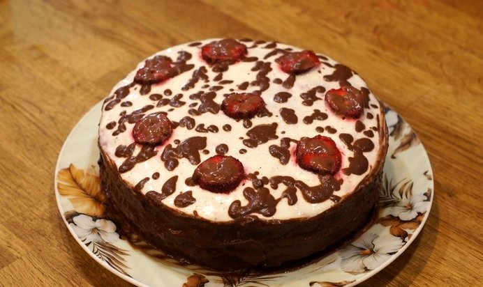 Торт с клубникой в мультиварке