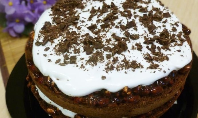 Шоколадный торт с медовой нугой