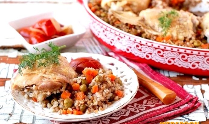 Гречневая каша с курицей и овощами под фольгой