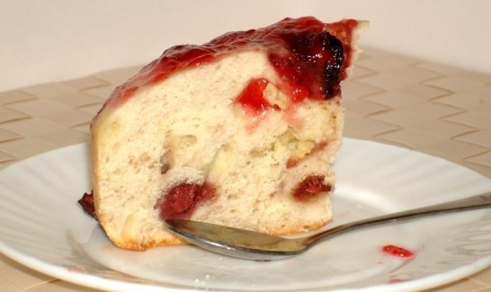 Шарлотка с клубникой в мультиварке