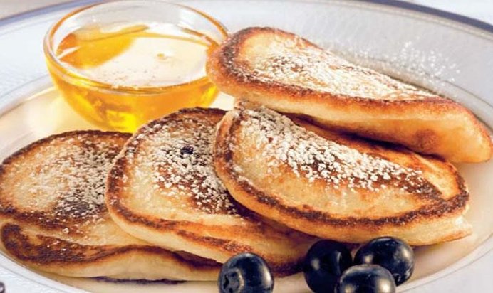 Американский завтрак (оладьи с черникой и «американо»)