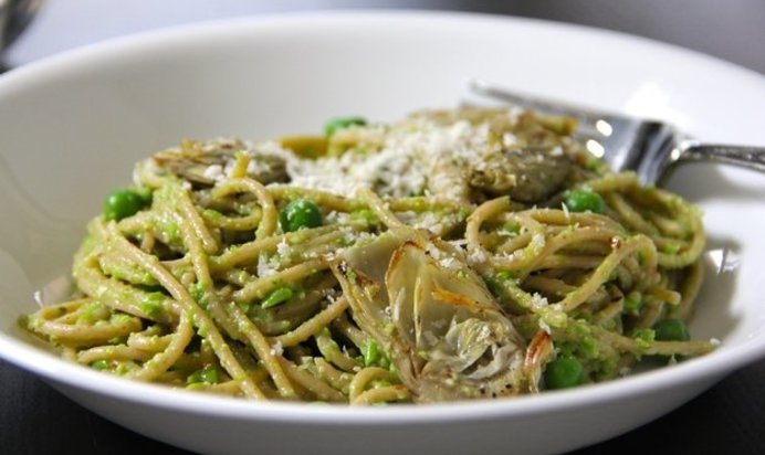 Спагетти с артишоками и соусом песто