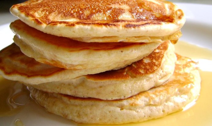 Оладьи на молоке с яблоками