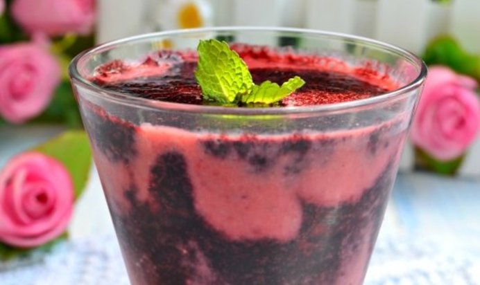 Клубнично-черничный смузи