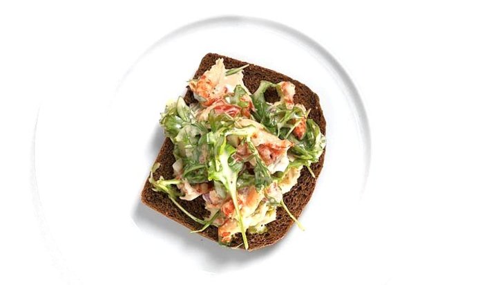 Тосты из ржаного хлеба с раковым салатом