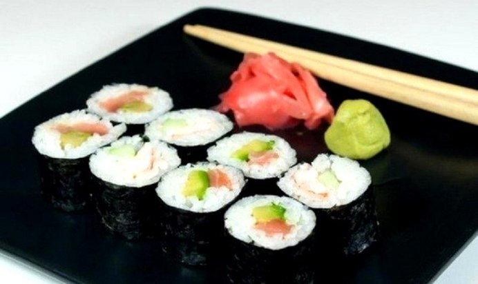 Роллы с авокадо лососем и огурцом