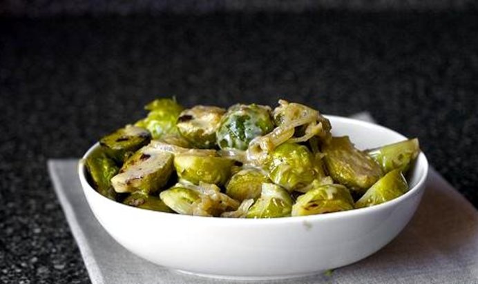 Тушеная брюссельская капуста с вином и луком