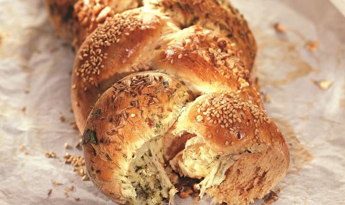 Хлеб с зеленью и красным перцем