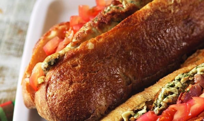 Сытный сэндвич с беконом и омлетом