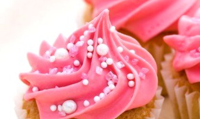 Пирожные в розовой глазури