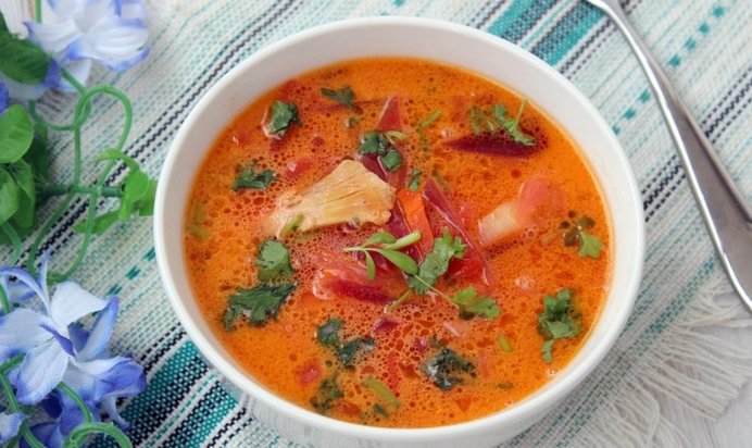 Борщ со сметаной на курином бульоне