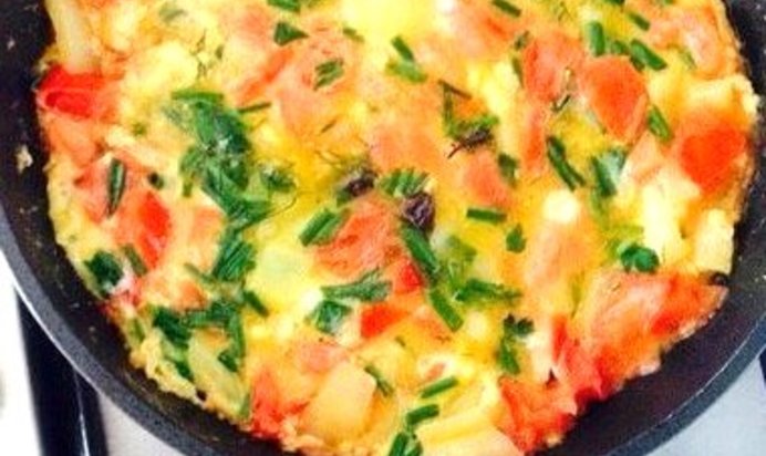 Яичница с помидорами и болгарским перцем