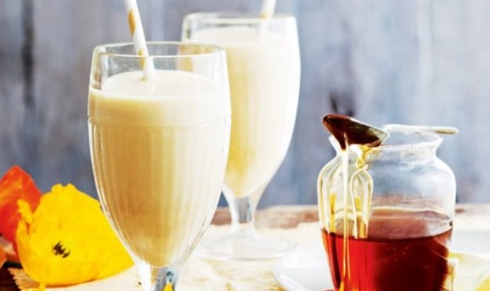 Смузи с манго, миндалем и медом