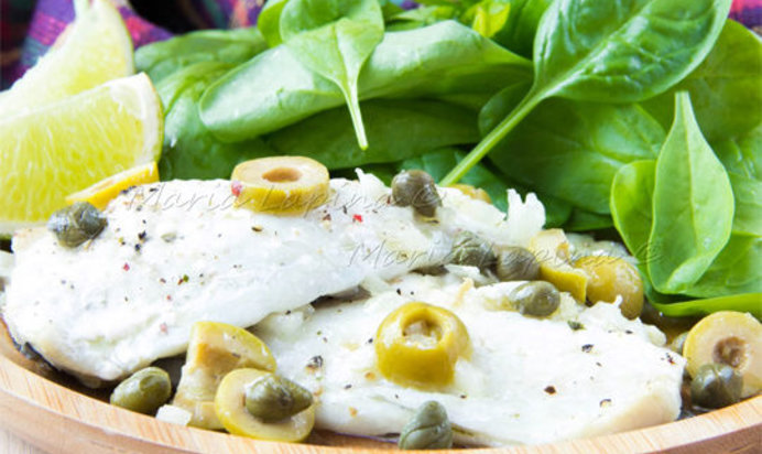 Филе дорадо запеченное с оливками, каперсами и вином