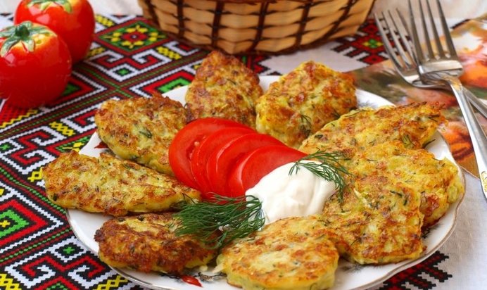 Кабачковые оладьи с картофелем и сыром сулугуни