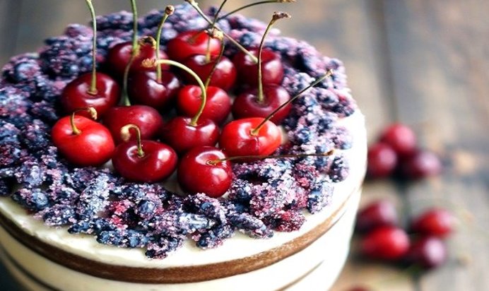 Открытый торт с ягодами