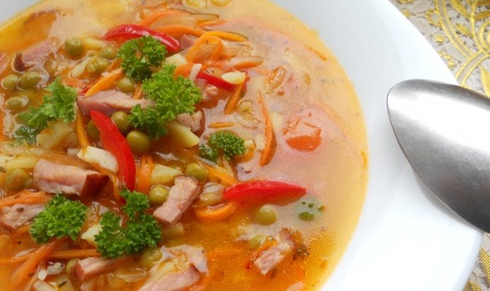 Густой суп с копченой свиной грудинкой