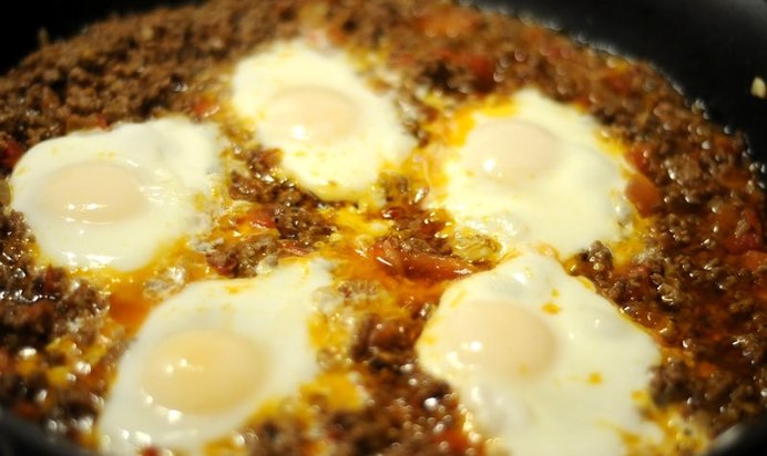 Яичница с тушенкой