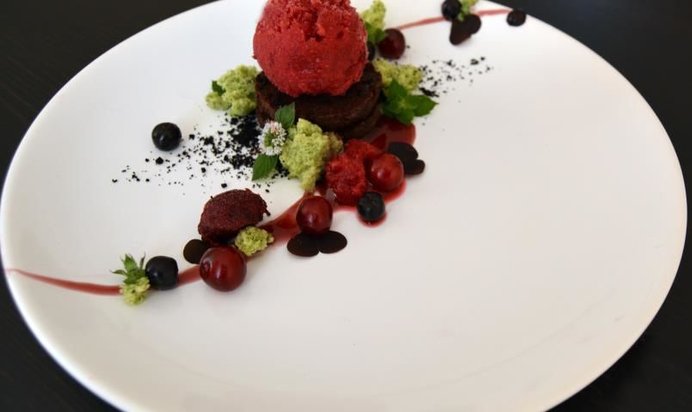 Шоколадное пирожное с ягодными сорбетами и мятным спонжем