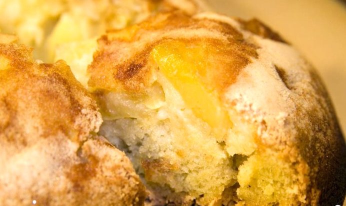 Яблочная шарлотка