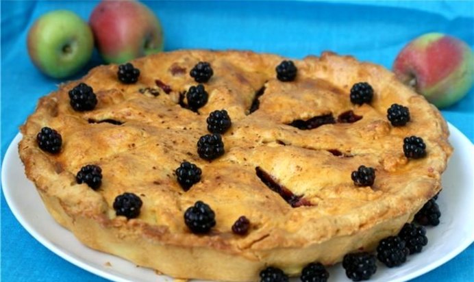 Шарлотка с ежевикой