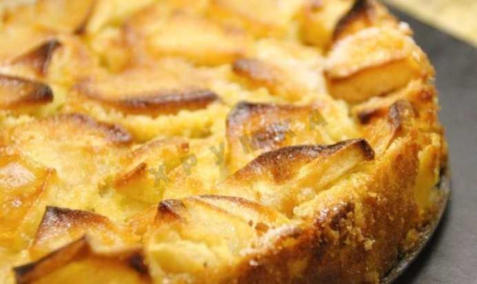 Шарлотка с яблоками корицей и изюмом