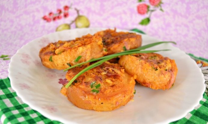 Томатные бутерброды с колбасой и сыром