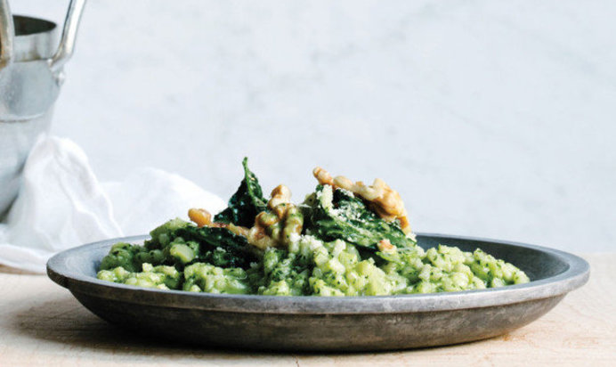 Ризотто в духовке с соусом песто и капустой кале