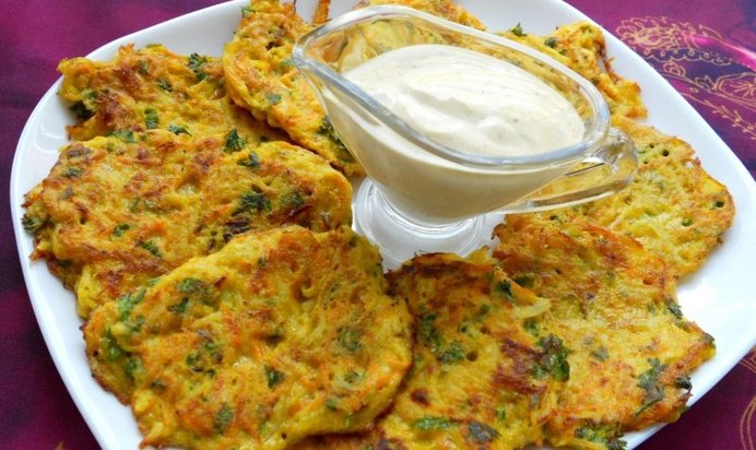 Оладьи овощные с соусом карри по-индийски