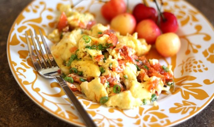 Яичница с колбасой