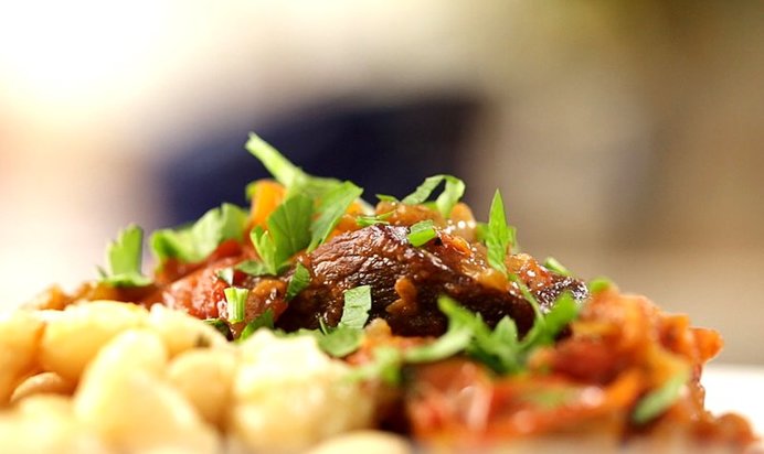 Телячья голяшка, тушеная с помидорами и красным вином