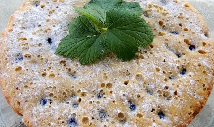 Шарлотка со смородиной