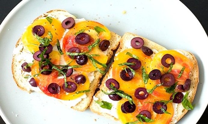 Бутерброды с маслинами, помидорами и сыром