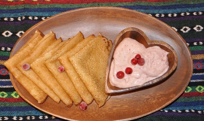 Блины из рисовой муки с творожным соусом