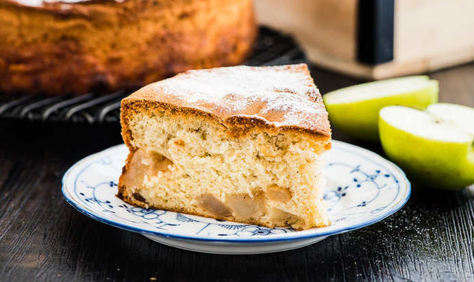 Шарлотка с яблоками и грушами