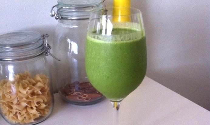 Зеленый коктейль с финиками