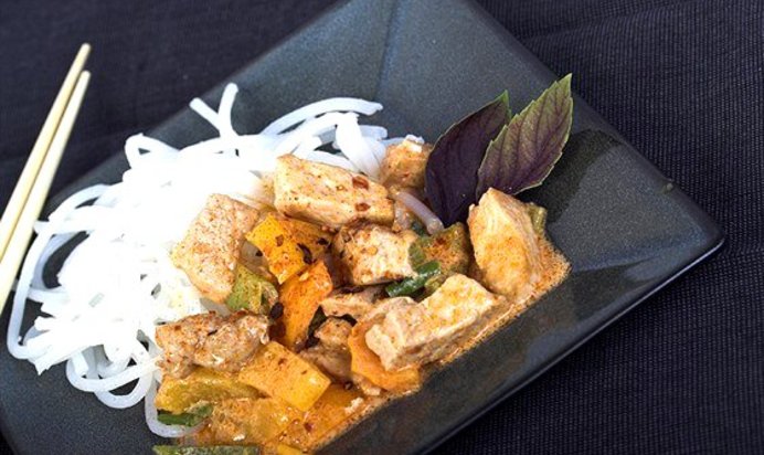 Рисовая лапша со свининой и карри