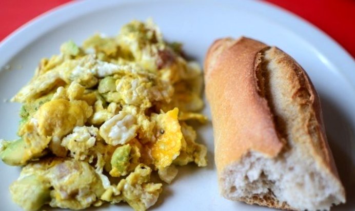 Яичница с авокадо